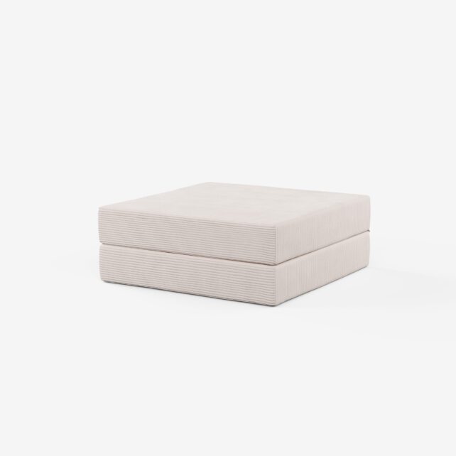 Ein moderner, minimalistischer, hellbeiger, quadratischer Hocker mit subtilen horizontalen, strukturierten Linien vor einem schlichten weißen Hintergrund.