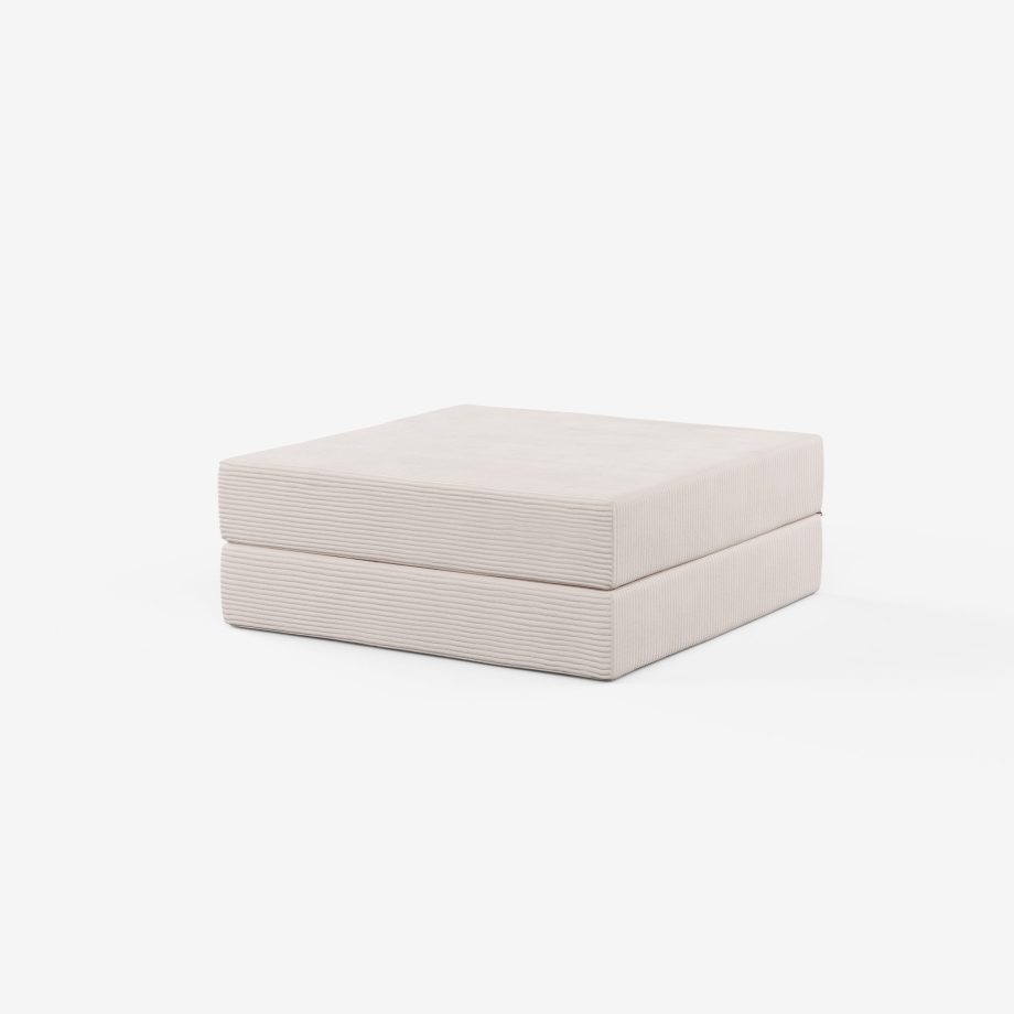 Ein moderner, minimalistischer, hellbeiger, quadratischer Hocker mit subtilen horizontalen, strukturierten Linien vor einem schlichten weißen Hintergrund.