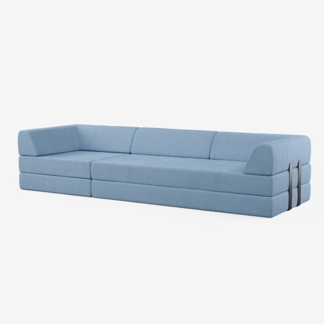 Ein modernes, hellblaues Sektionssofa mit klaren Linien, niedriger Rückenlehne und einem minimalistischen Design. Das Sofa hat einen strukturierten Stoff und Metallakzente auf der rechten Seite, die vor einem schlichten weißen Hintergrund stehen.