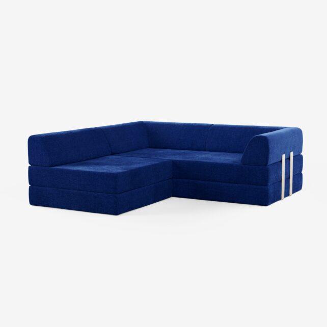 Ein modernes L-förmiges Sektionssofa mit hellblauem Stoffbezug, niedriger Rückenlehne und klaren, minimalistischen Linien vor einem schlichten weißen Hintergrund.