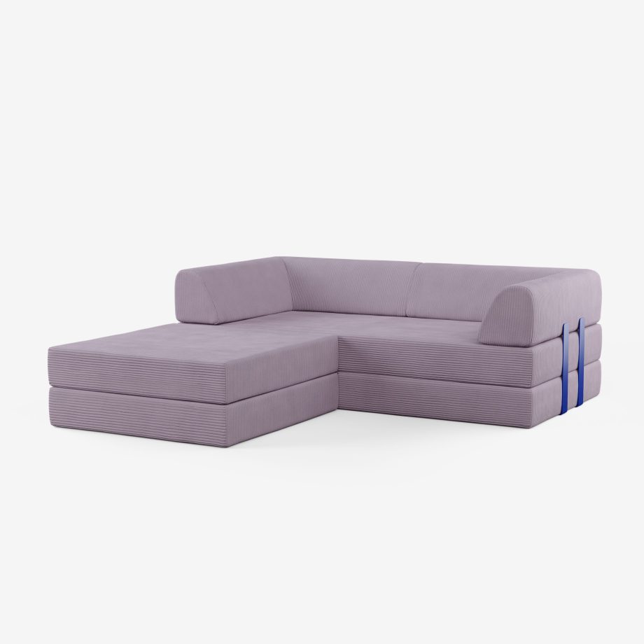 Ein modernes, hellviolettes Sektionssofa mit gerippter Struktur und blauen Gurtdetails auf einer Seite, vor einem schlichten weißen Hintergrund.