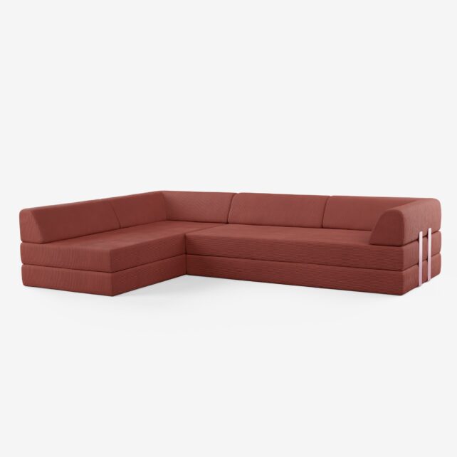 Ein modernes, L-förmiges Sektionssofa, bezogen mit einem rötlich-braunen Stoff, mit klaren Linien und niedrigen Rückenlehnen. Das Sofa steht auf einem weißen Hintergrund und ist mit minimalistischen Kissen im Blockstil ausgestattet.