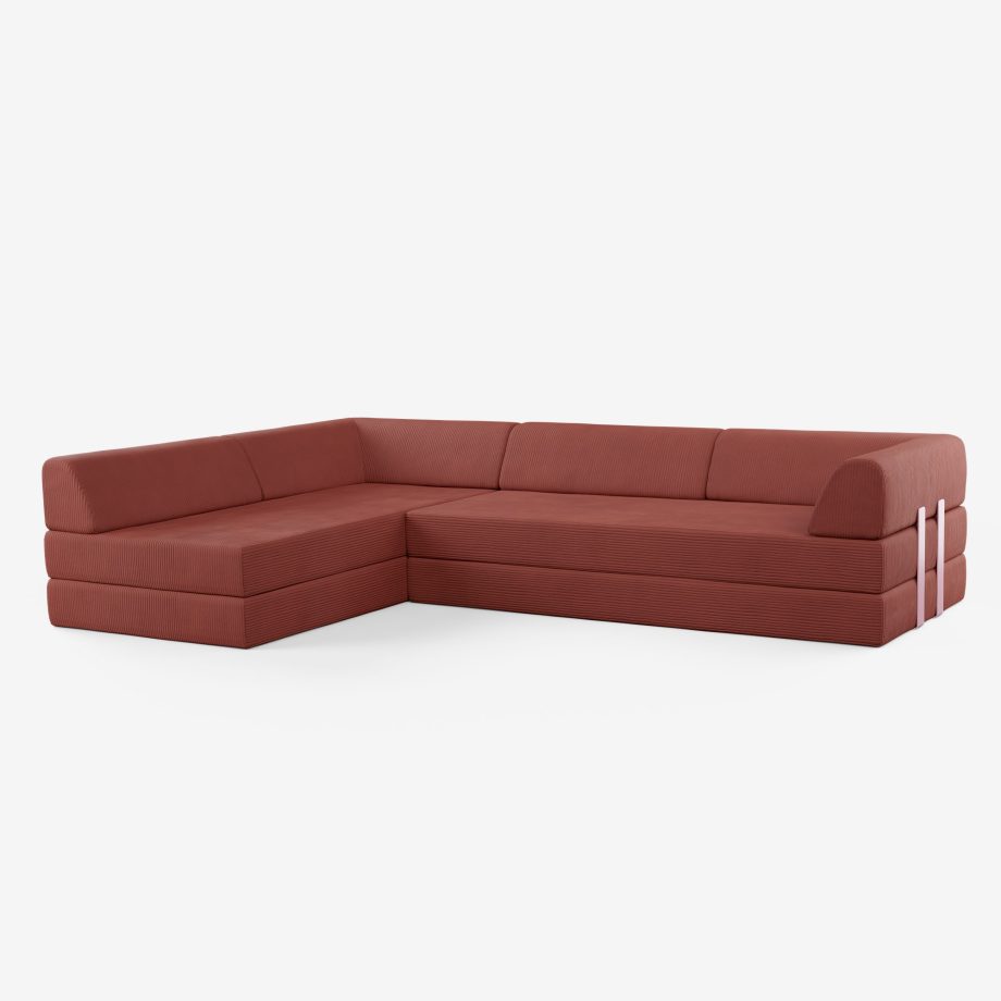 Ein modernes, L-förmiges Sektionssofa, bezogen mit einem rötlich-braunen Stoff, mit klaren Linien und niedrigen Rückenlehnen. Das Sofa steht auf einem weißen Hintergrund und ist mit minimalistischen Kissen im Blockstil ausgestattet.