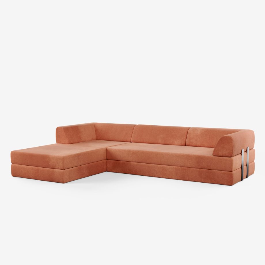 Ein modernes L-förmiges Sektionssofa, bezogen mit rostfarbenem Stoff, mit klaren Linien, minimalistischem Design und flachen Rücken- und Armlehnen.