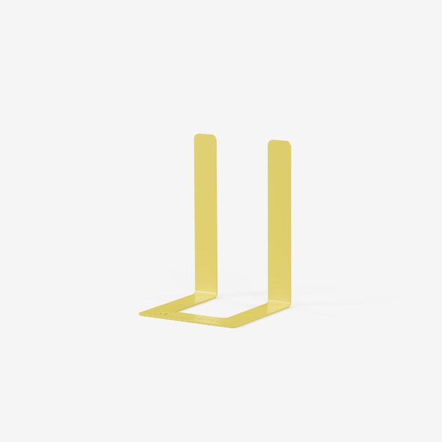 Eine gelbe, U-förmige Buchstütze aus Metall mit klaren Linien, aufrecht stehend auf einem schlichten weißen Hintergrund.
