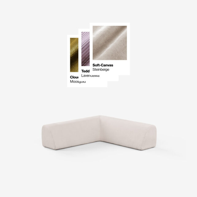 Ein hellbeiges L-förmiges Sofateil steht auf einem weißen Hintergrund. Darüber befinden sich Stoffmuster mit den Bezeichnungen Cloud Moosgrau, Teddy Lavendelpink und Soft-Canvas Steinbeige.