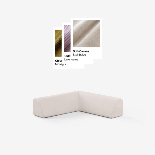 Ein hellbeiges L-förmiges Sofateil steht auf einem weißen Hintergrund. Darüber befinden sich Stoffmuster mit den Bezeichnungen Cloud Moosgrau, Teddy Lavendelpink und Soft-Canvas Steinbeige.