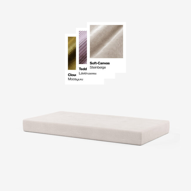 Eine rechteckige beigefarbene Matratze liegt auf einem weißen Hintergrund. Darüber befinden sich Stoffmuster mit den Bezeichnungen Cloud Moosgrau, Teddy Lavendelbraun und Soft-Canvas Steinbeige.