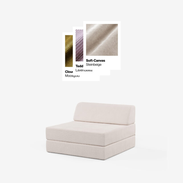 Ein minimalistisches, hellbeiges Modulsofa wird mit drei darüber schwebenden Stoffmustern gezeigt, die beschriftet sind: Clou Moosgruen (grün), Teddy Lavendel (lila) und Soft-Canvas Steinbeige (beige).