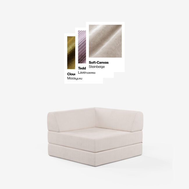 Ein modulares cremefarbenes Ecksofa steht unter Stoffmustern mit der Aufschrift Clou Moosgrün, Teddy Lavendelrosa und Soft-Canvas Steinbeige auf einem schlichten weißen Hintergrund.