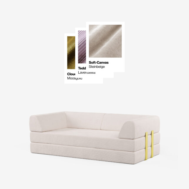 Ein minimalistisches, hellbeiges Modulsofa mit gelben Gurten ist ausgestellt. Darüber befinden sich Stoffmuster in Olivgrün, Lavendel und Beige mit den Bezeichnungen Cloud Moosgrün, Teddy Lavendel und Soft-Canvas Steinbeige.