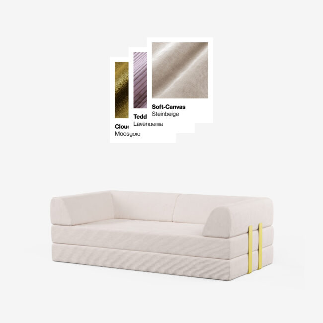 Ein minimalistisches, hellbeiges Modulsofa mit gelben Gurten ist ausgestellt. Darüber befinden sich Stoffmuster in Olivgrün, Lavendel und Beige mit den Bezeichnungen Cloud Moosgrün, Teddy Lavendel und Soft-Canvas Steinbeige.