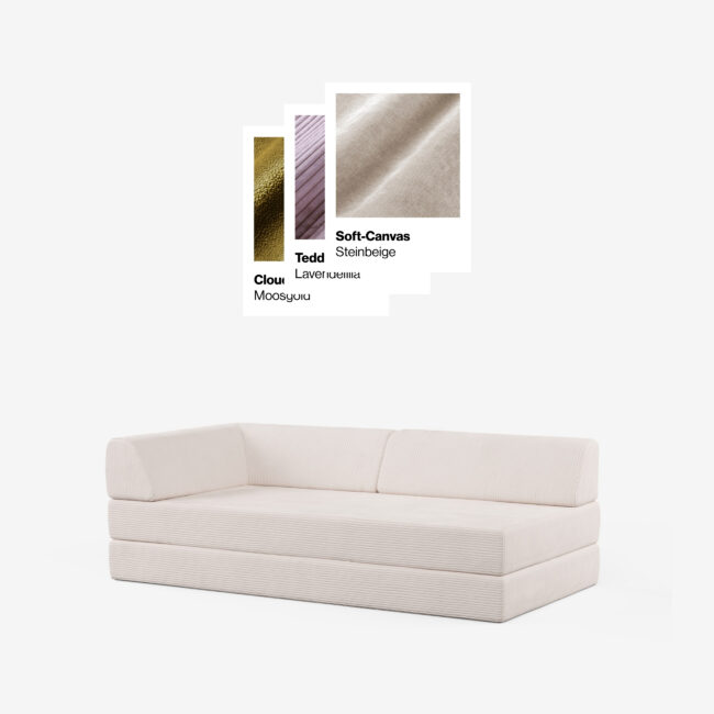 Ein modernes, hellbeiges Sektionssofa ist auf einem weißen Hintergrund abgebildet. Darüber sind Stoffmuster in verschiedenen Texturen und Farben beschriftet: Cloud Moosyuu, Teddy Lavendelina und Soft-Canvas Steinbeige.
