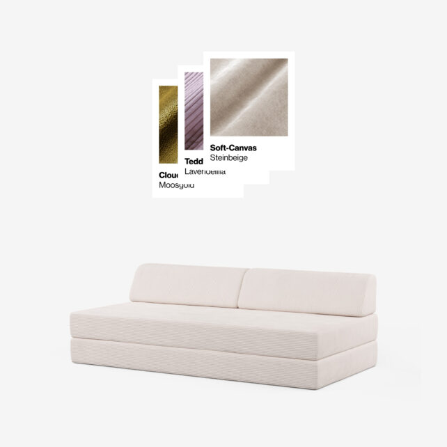 Ein minimalistisches beigefarbenes Sofa ist mit drei Stoffmustern darüber abgebildet, die beschriftet sind: Clou Moosgrun (grün), Tedd Lavendelha (lavendel) und Soft-Canvas Steinbeige (beige).