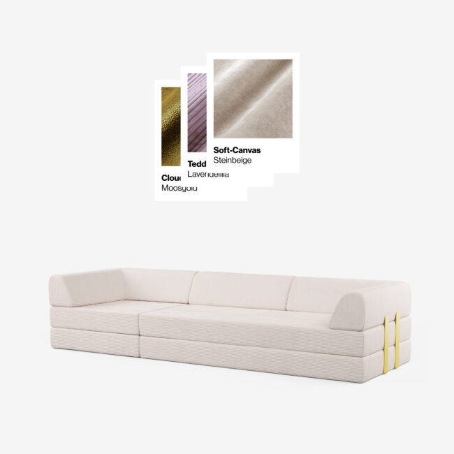 Ein modernes, beiges Sektionssofa mit gelben Gurten an der Seite. Über dem Sofa befinden sich Stoffmuster mit den Bezeichnungen Cloud Moosgrün, Teddy Lavendelbraun und Soft-Canvas Steinbeige.