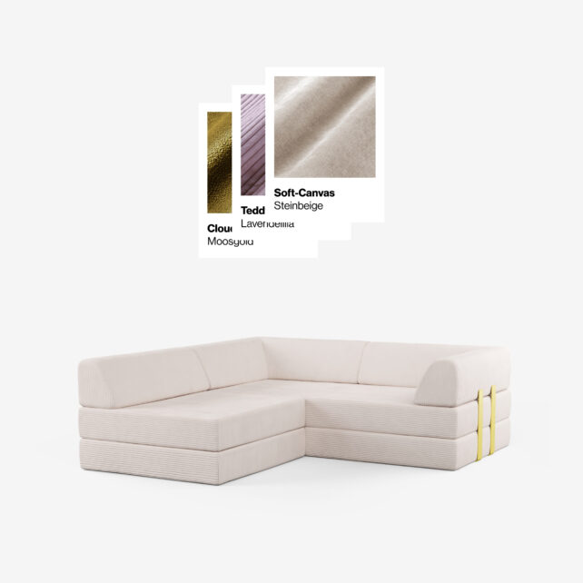 Abgebildet ist ein modernes, hellbeiges Sektionssofa mit abgerundeten Kanten. Darüber sind drei Stoffmuster abgebildet: Moosgrün, Lavendel und Beige, beschriftet mit "Cloud Teddy Moosgrün", "Teddy Lavendel" und "Soft-Canvas Steinbeige".