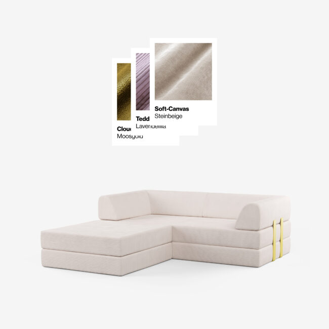 Ein modernes, hellbeiges Sektionssofa mit abgerundeten Kanten und gelben Akzentriemen. Oben sind Stoffmuster mit den Bezeichnungen Cloud Moosyuu, Teddy Lavendelina und Soft-Canvas Steinbeige zu sehen.