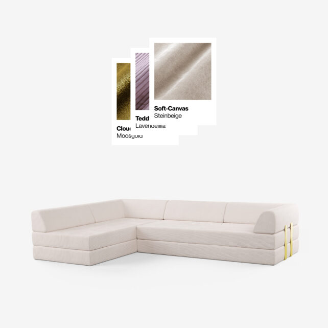 Ein modernes, L-förmiges cremefarbenes Sektionssofa mit drei Stoffmustern darüber, die mit Cloud Moosgruu, Teddy Lavende und Soft-Canvas Steinbeige beschriftet sind und verschiedene Polstervarianten zeigen.