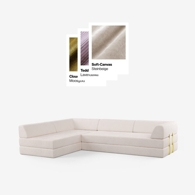 Ein modernes, L-förmiges cremefarbenes Sektionssofa mit drei Stoffmustern darüber, die mit Cloud Moosgruu, Teddy Lavende und Soft-Canvas Steinbeige beschriftet sind und verschiedene Polstervarianten zeigen.