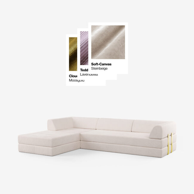 Ein modernes, L-förmiges, hellbeiges Sektionssofa wird mit drei Stoffmustern darüber gezeigt, die beschriftet sind: Clou Moosgruen (grün), Teddy Lavendel (lila) und Soft-Canvas Steinbeige (beige).