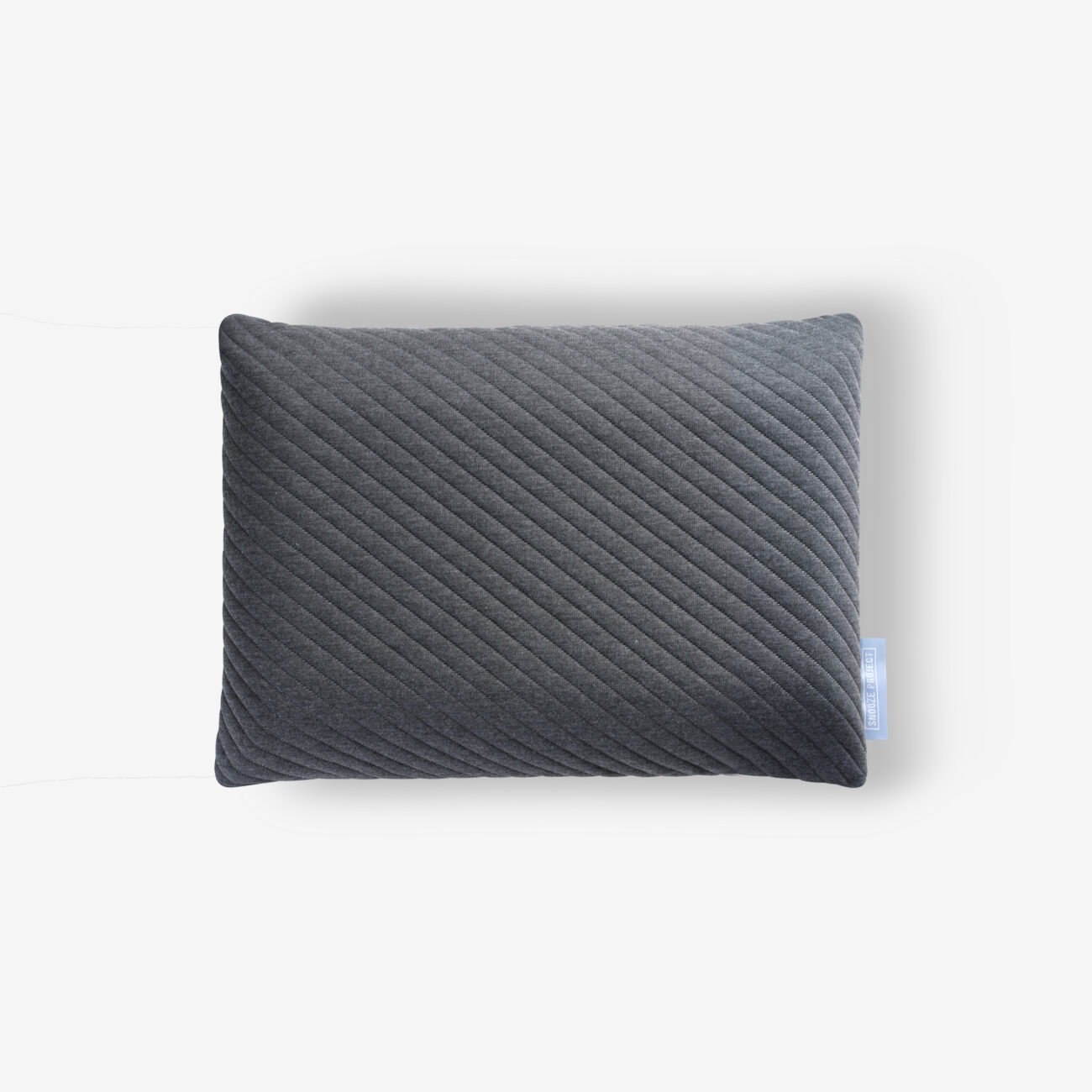 SPKOD45x30_img002-20260223 Ein rechteckiges dunkelgraues Kissen mit diagonalen Steppnähten auf weißem Hintergrund, von oben betrachtet.