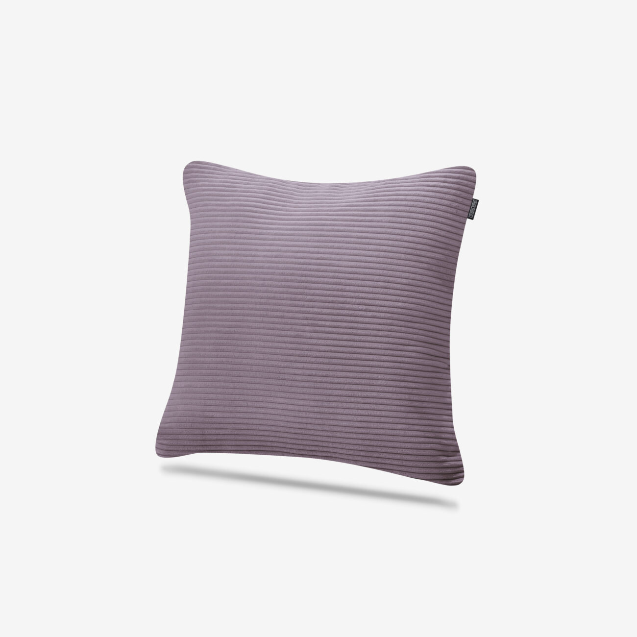 Ein quadratisches, geripptes lilafarbenes Kissen mit einer subtilen, horizontal gestreiften Textur vor einem schlichten weißen Hintergrund.