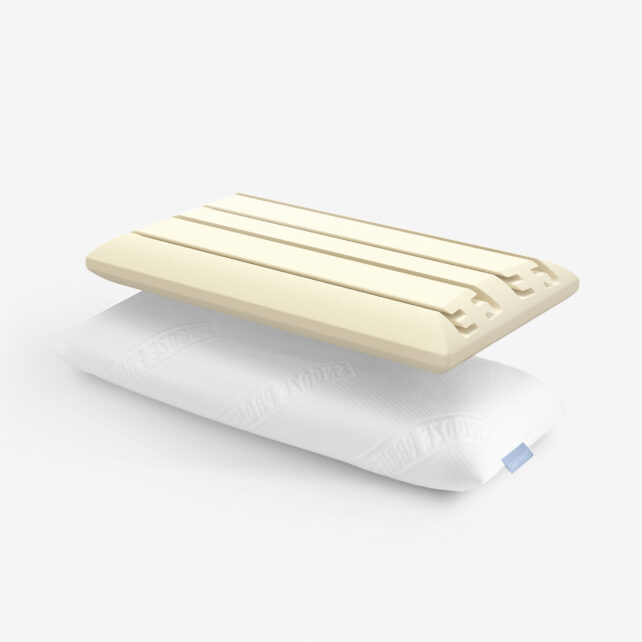Ein weißes Kissen mit einer abnehmbaren cremefarbenen, belüfteten Schaumstoffschicht darauf, beides auf einem schlichten hellen Hintergrund.