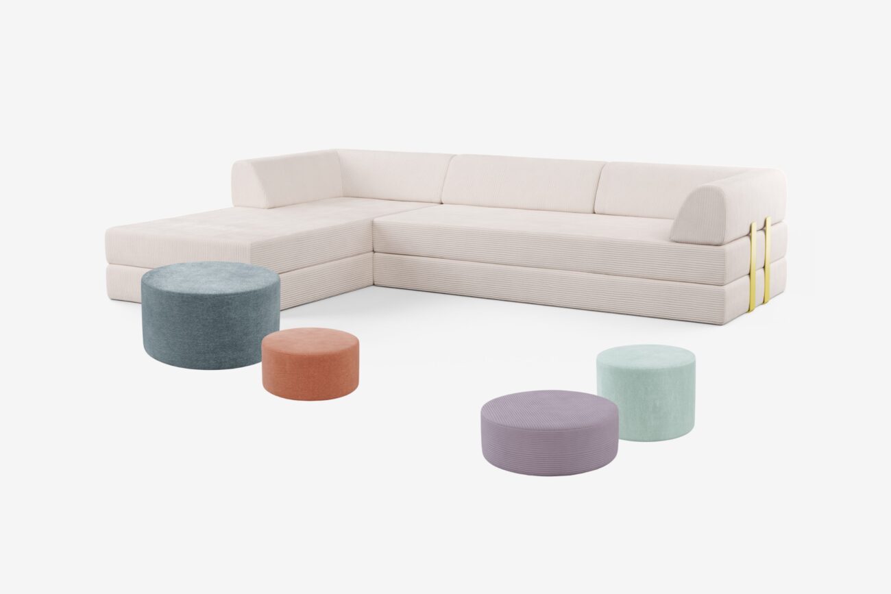 Ein modernes, hellbeiges Sektionssofa mit goldenen Akzentriemen, gepaart mit fünf runden Ottomanen in Pastellfarben: blau, orange, lavendel, mintgrün und hellviolett, alles vor einem weißen Hintergrund.