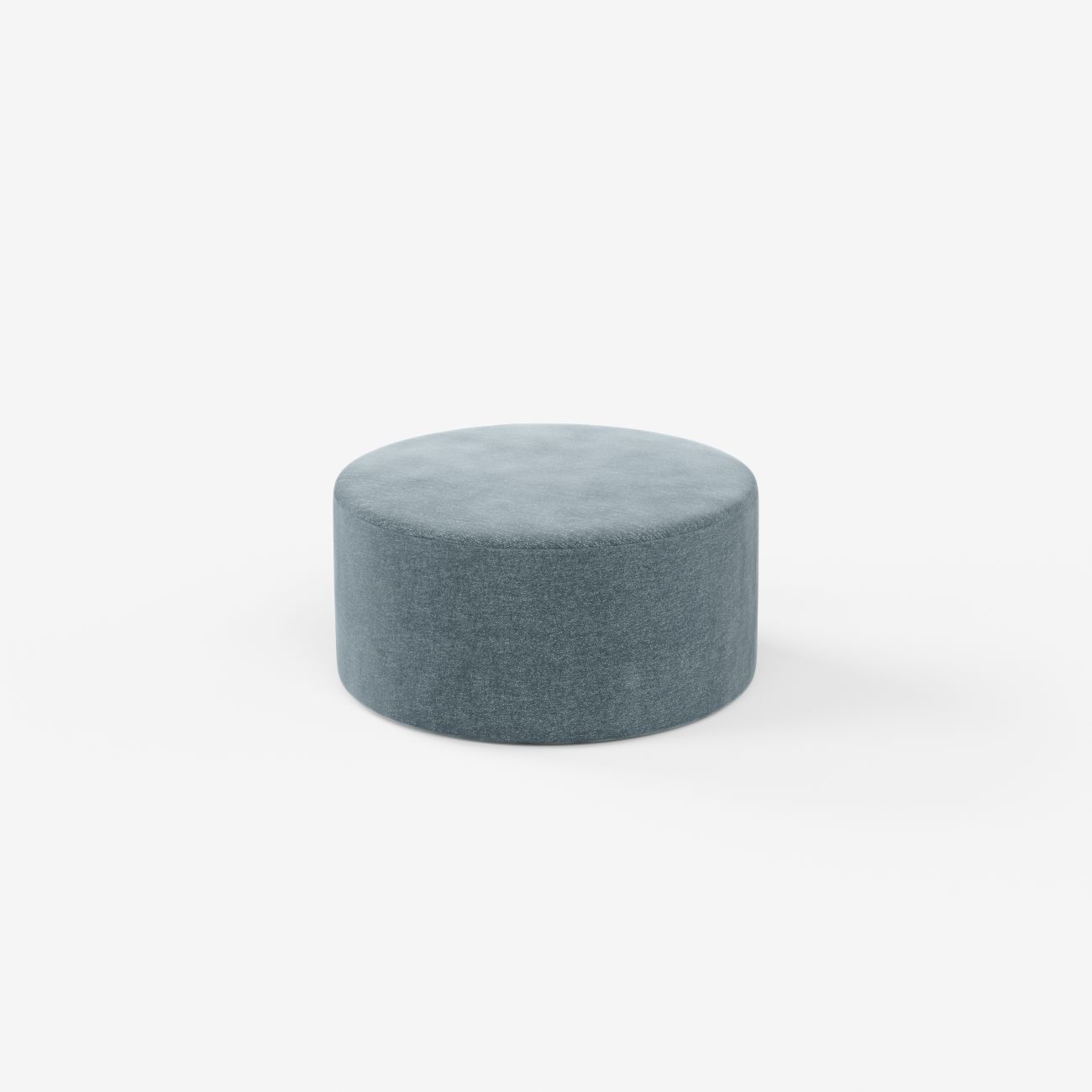 SPYULI50x25R-CB-BB_img000 Eine runde, blau gepolsterte Ottomane steht auf einem schlichten weißen Hintergrund. Die Ottomane hat eine weiche, plüschige Textur und ein einfaches, modernes Design ohne sichtbare Beine oder Verzierungen.