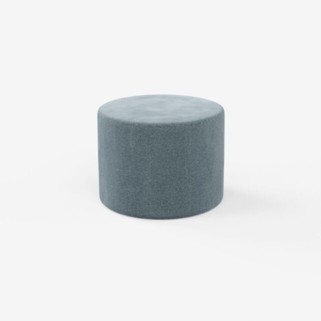 Ein schlichter, zylindrischer Hocker mit hellblauem Stoffbezug auf einem schlichten weißen Hintergrund.