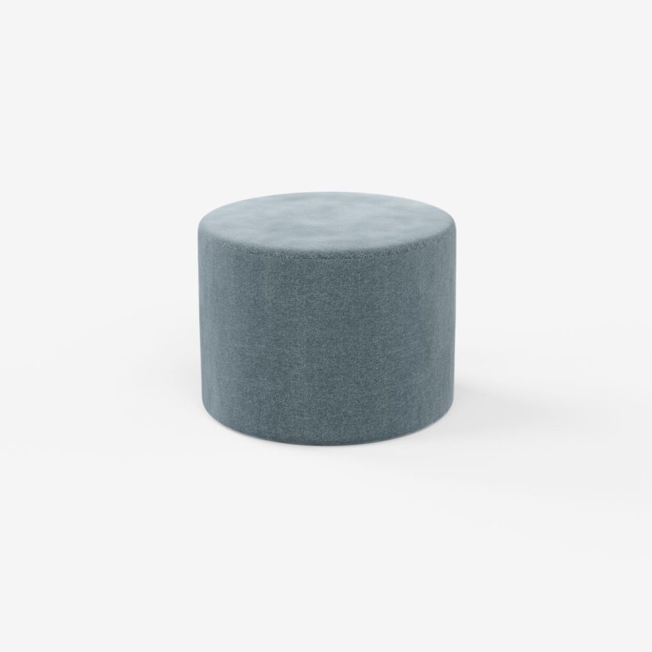 Ein schlichter, zylindrischer Hocker mit hellblauem Stoffbezug auf einem schlichten weißen Hintergrund.
