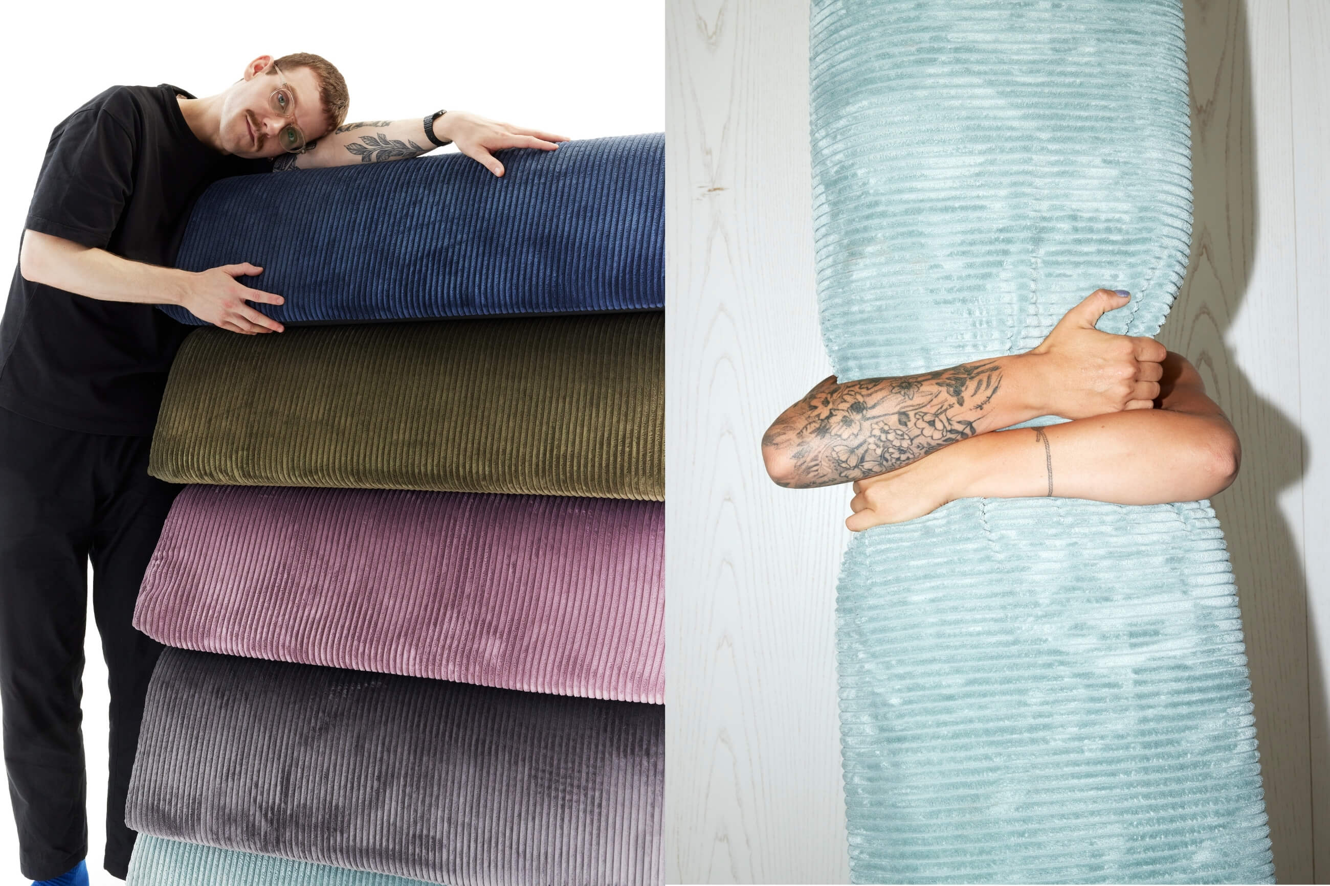 Eine Person stützt sich links auf einen hohen Stapel bunten Kordstoffs, während eine andere Person rechts ein großes Stück hellblauen Kordstoff umarmt, das ihr Gesicht weitgehend verdeckt.