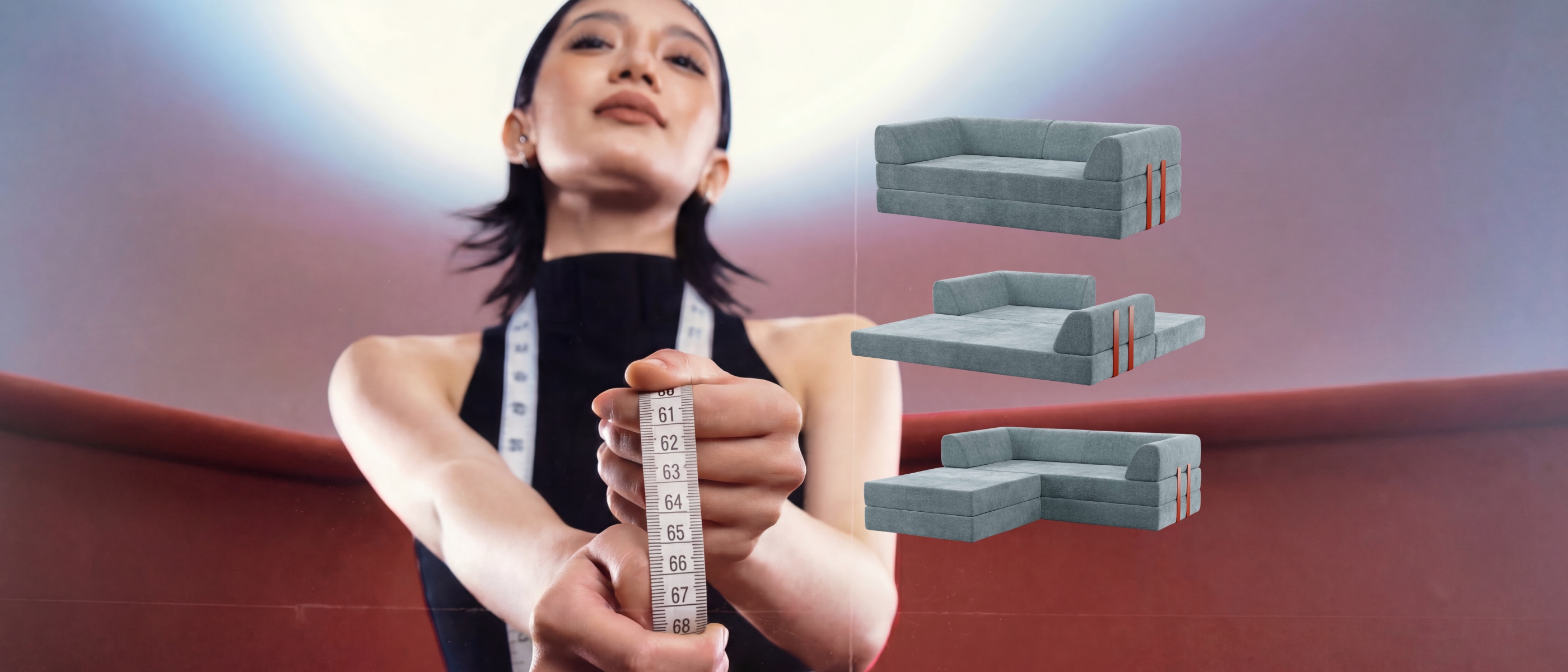 Eine Frau, die ein Maßband in die Kamera hält, wobei drei verschiedene Arten von grauen Sofas und rote Maße neben ihr eingeblendet sind. Sie trägt ein schwarzes Outfit und steht vor einem Hintergrund mit Farbverlauf.