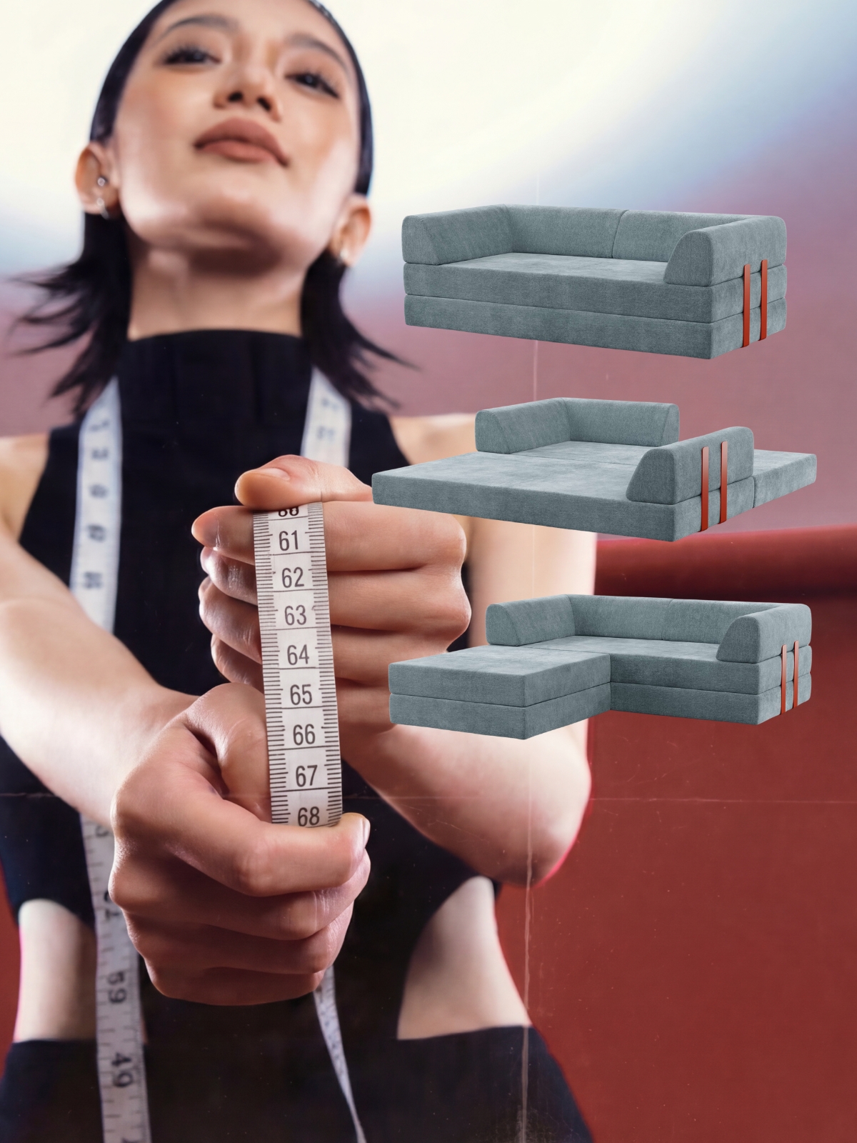Eine Frau hält ein Maßband in die Kamera. Neben ihr stehen drei verschiedene Konfigurationen eines grauen modularen Sofas, die zeigen, wie das Sofa umgestellt werden kann.