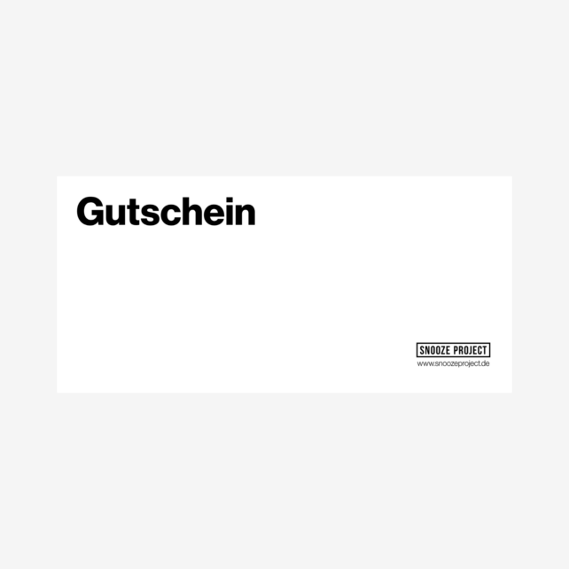Eine Gutscheinkarte mit "Gutschein" in fetter schwarzer Schrift auf der linken Seite und einem kleinen Snooze Project-Logo mit der Website unten rechts.