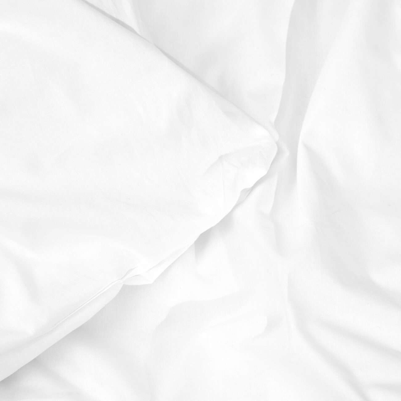 P-W_img000 Eine Nahaufnahme eines weißen Kissens, das auf einem weißen Bettlaken liegt. Beide sind aus glattem Stoff gefertigt und vermitteln ein sauberes und minimalistisches Erscheinungsbild.