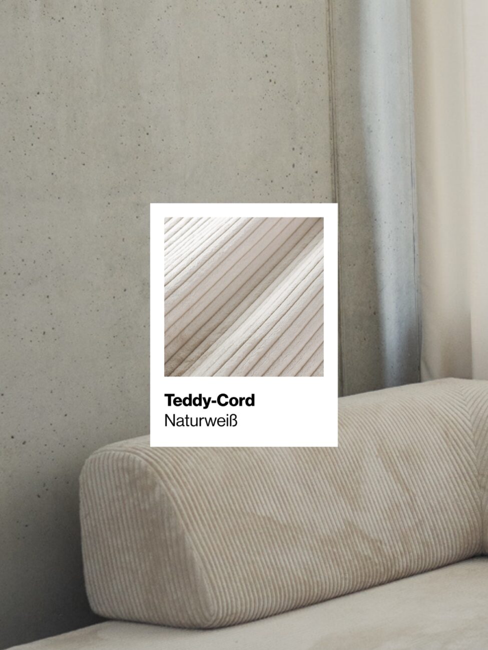 Ein Sofa in neutralen Farbtönen und mit Cord-Struktur steht vor einer Betonwand. Ein eingefügtes Foto hebt das gerippte Muster des Stoffes hervor, der mit „Teddy-Cord Naturweiß“ beschriftet ist. Im Hintergrund hängen leichte Vorhänge.