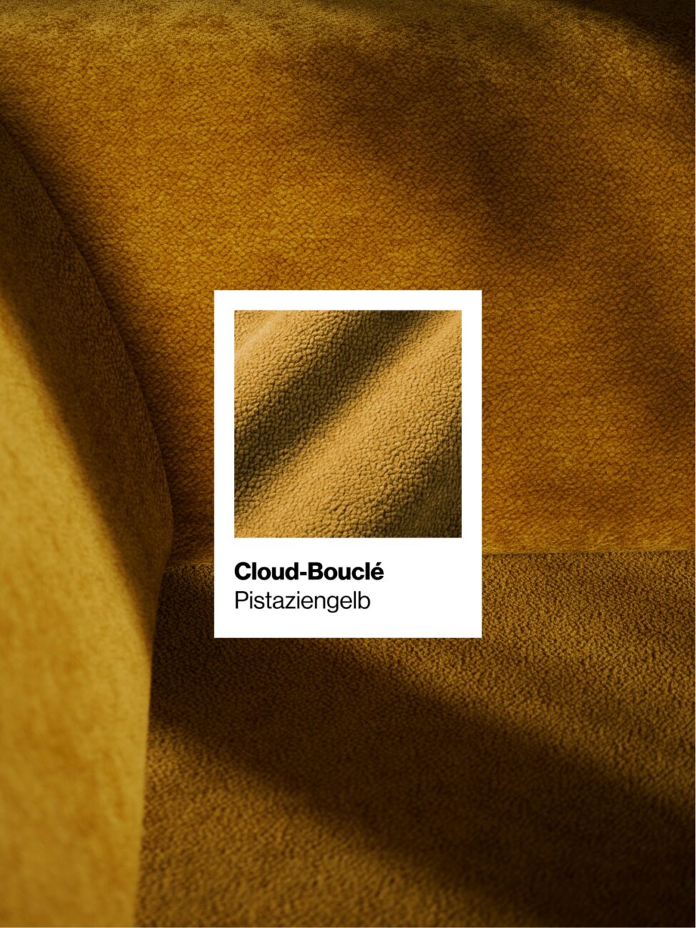 Nahaufnahme eines strukturierten gelbgrünen Bouclé-Stoffes auf Polstermöbeln, mit einem mittig angebrachten Etikett, das ein Stoffmuster und den Text „Cloud-Bouclé Pistaziengelb“ zeigt.