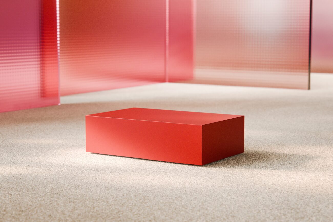 Auf einem beigen Teppich steht eine rote, rechteckige Plattform, umgeben von durchscheinenden rosa und roten Paneelen mit strukturierten Oberflächen, die eine moderne, minimalistische Kulisse schaffen.