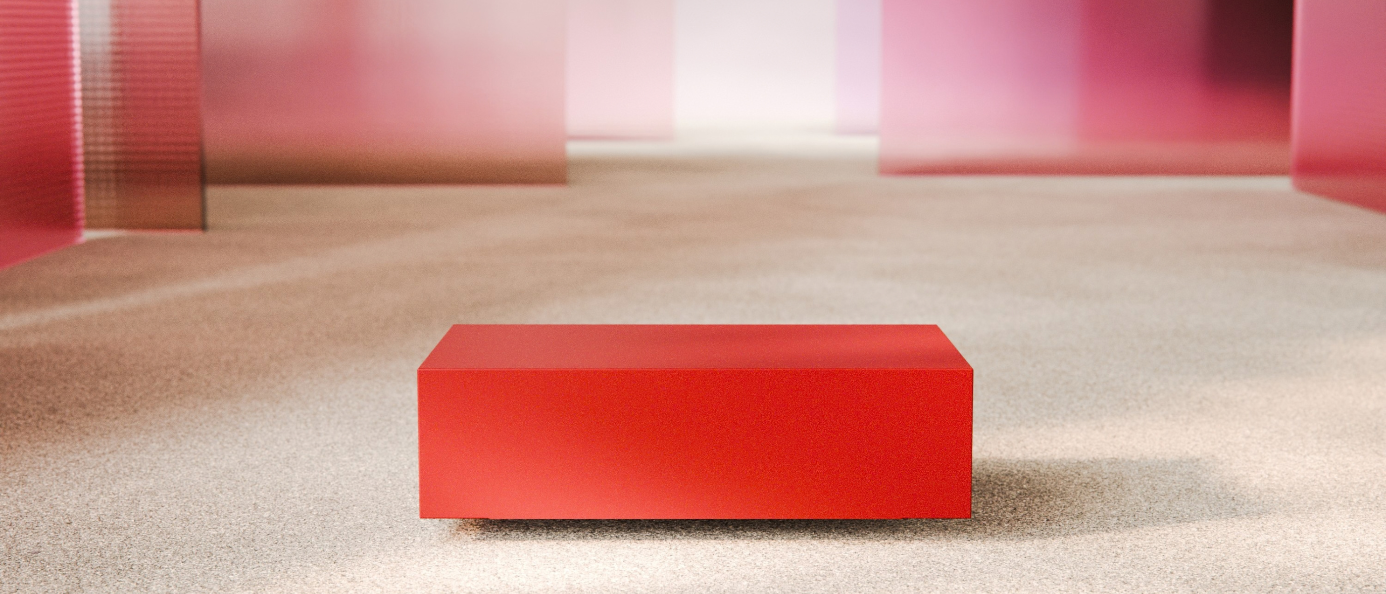 Eine leuchtend rote, rechteckige Bank steht auf einem hellen Teppichboden in einem minimalistisch gestalteten Raum mit rosa und roten, durchscheinenden Wänden und sanfter Beleuchtung.
