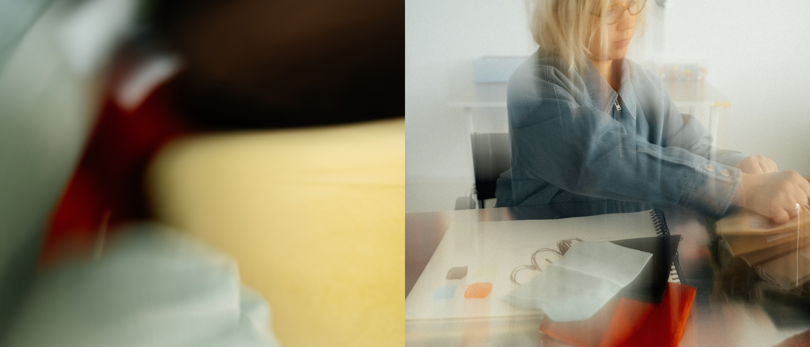 Eine Frau mit Brille sitzt an einem Schreibtisch, vor ihr liegen Stoffmuster, ein Notizbuch und Papiere. Das Bild ist unscharf und weist eine künstlerische, geteilte Bildkomposition auf.