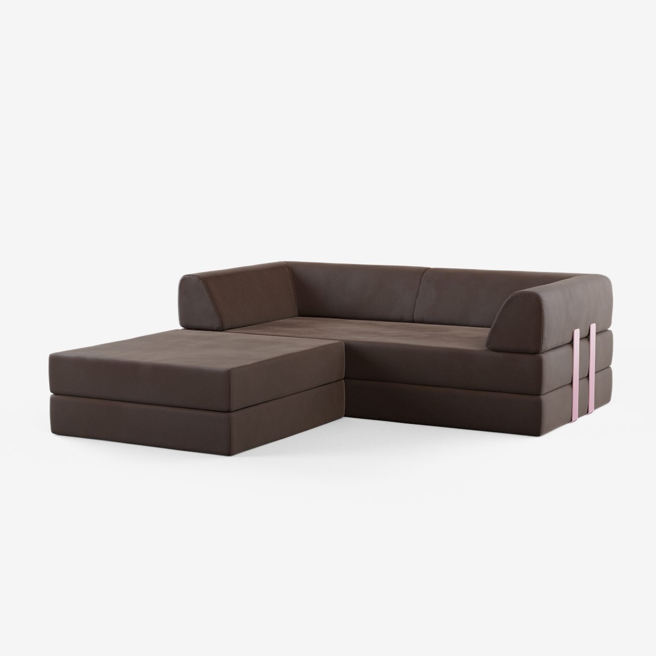 Ein modernes, modulares, braunes Ecksofa in L-Form mit niedrigen Rückenlehnen, klaren Linien und hellrosa Riemchenakzenten auf der rechten Seite, die sich von einem schlichten weißen Hintergrund abheben.