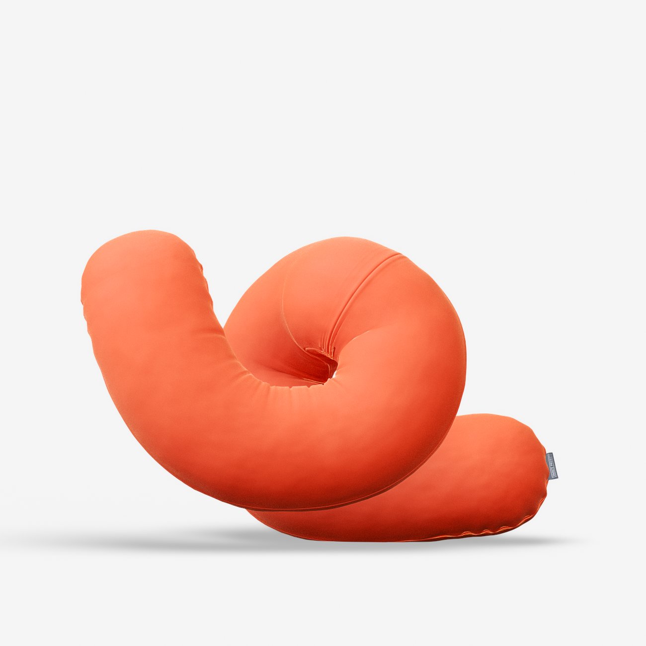 Ein orangefarbenes, U-förmiges Kissen mit weicher Textur, das auf einem weißen Hintergrund liegt und in der Mitte leicht verdreht ist.