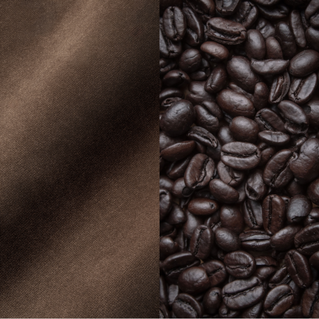 Ein geteiltes Bild, das links einen glatten braunen Stoff und rechts einen Haufen dunkel gerösteter Kaffeebohnen zeigt.