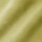 Nahaufnahme eines hellgrünen Stoffes mit einer glatten, weichen Textur und sanften Falten, die auf der Oberfläche dezente Schatten und Lichtreflexe erzeugen.